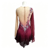 Robe de patinage artistique dégradé rouge bordeaux et noir, col en V, manches longues en maille, dos profondement ouvert, strass appliqués à la main, jupe asymétrique