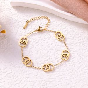 उच्च गुणवत्ता वाली महिलाओं के गहने सेट ज्यामितीय पत्र जी स्टेनलेस स्टील अनियमित खोखले नेकलेस नेवलियों और कंगन - Product Image 3