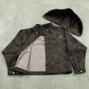 جاكيت رجالي شتوي مخصص من قماش الكانفاس بنقشة الفهد، بسحاب وأكمام مشقوقة، مع جيوب وأزرار قابلة للإزالة وغطاء رأس فرو، بسحاب - Product Image 1