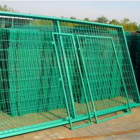 Clôture de réseau d'isolation d'aéroport en fil de fer soudé à trous carrés, galvanisée et recouverte de PVC, avec pliage