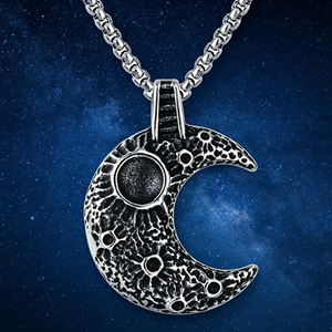 Yunnique – collier avec pendentif lune en acier inoxydable, design de surface lunaire, style vintage, bijoux cadeau unisexe - Product Image 1