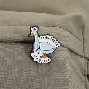 Broche en émail « Infirmière Silly Goose » en forme de dessin animé, broche médicale en forme d'oie, badge de revers, bijou d'infirmière mignon, cadeau en gros - Product Image 3