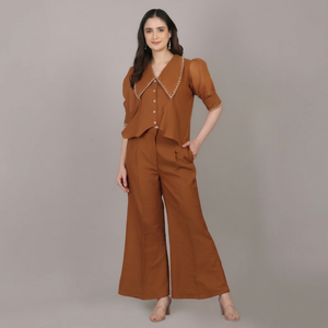 Conjunto Tradicional Elegante de 2 Piezas, Color Marrón Kota Doria, con Cordón y Perlas, Prenda Moderna para Mujer - Product Image 1
