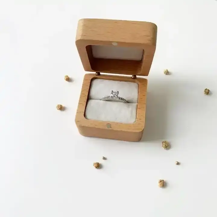 Soporte de anillo de boda personalizado Caja de anillo de madera de haya grabada para compromiso de propuesta con tapa magnética