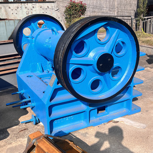 Trituradora de mandíbulas portátil con capacidad de 15t/h y motor azul para trituración de rocas - Product Image 1