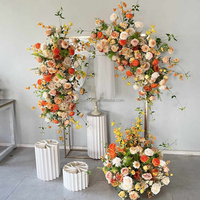 Arrangement de rangée de fleurs de jardin de roses fards à joues orange roses pilier de mariage bordeaux tonnelle de fleurs toile de fond de fête de mariage