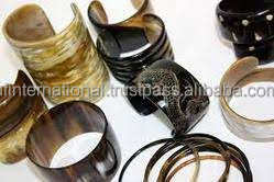 Venta caliente Diseño personalizado Ventas al por mayor Brazalete blanco Brazalete de forma redonda con brazalete de cuerno de color natural de alta venta - Product Image 4