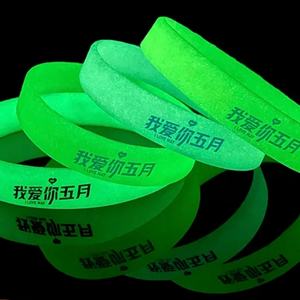 Pulsera de Silicona Luminosa con Logotipo Personalizado, Llavero de Goma, Regalos Promocionales, Estilo Deportivo Impermeable, Colores Personalizados - Product Image 5