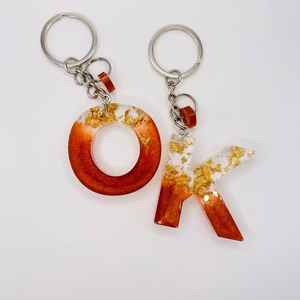 Porte-clés en résine contemporain avec finition polie, design abstrait, accessoire léger, idéal pour les modes de vie modernes - Product Image 2