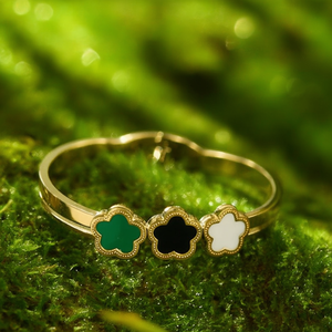 กำไลข้อมือแฟชั่น สแตนเลสสตีล 316L ชุบทอง PVD ลายโคลเวอร์สีเขียว ดำ ขาว - Product Image 3