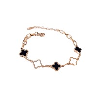 Gelang Baja Tahan Karat Berbentuk Bunga Empat Daun Hitam Putih yang Elegan, Desain Bertema Hutan yang Manis dan Unik untuk Wanita