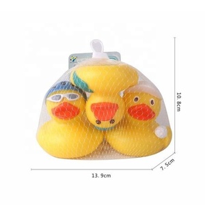 3 Patitos Deportivos con Sonido BB y Función de Rociado al Presionar, Patito Flotante de PVC Amarillo, Juguete de Baño para Bebés, Uso en Interiores y Exteriores, Montessori - Product Image 1