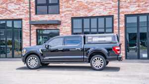 غطاء صندوق الشاحنة متوفر للشحن السريع، غطاء ألومنيوم مزدوج للكابينة لسيارات فورد F150 وجي إم سي سييرا 1500 وتويوتا تندرا - Product Image 4