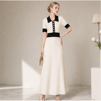 Robe longue en tricot pour femme, style preppy moderne, col contrastant, boutons dorés côtelés, coupe évasée pour un look contemporain
