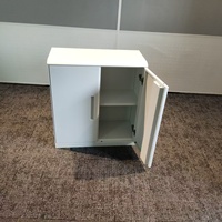 Armoire de classement en acier moderne pour bureau, deux portes verrouillables, rangement avec séparateurs internes, finition en poudre époxy blanche, design modulaire