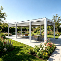 Grande pergola bioclimatique motorisée en aluminium avec écran à enroulement, lames orientables pour café, restaurant, espace repas extérieur