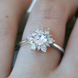 Anello da Donna con Zirconi a Forma di Fiocco di Neve, Elegante e Versatile per Uso Quotidiano e Feste, Gioiello da Dito Impilabile, Regalo - Product Image 5