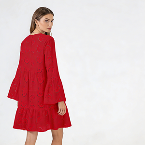 Robe décontractée rouge grande taille pour femme avec broderie anglaise, col en V, manches évasées et ourlet à volants, idéale pour les silhouettes généreuses - Product Image 2