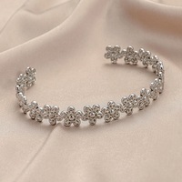 Simple en acier inoxydable ouvert petit Daisy bracelet en forme de C personnalité de la mode vent froid accessoires à main en acier au titane