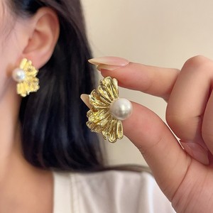 Pendientes de Perlas de Aleación de Zinc Chapados en Oro de Moda, Estilo Gótico en Forma de Abanico Irregular, de Alta Gama para Mujer - Product Image 4