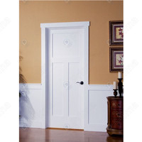Portes classiques en bois massif pour maisons de style vintage avec moulures complexes et inserts en vitrail reflétant la beauté du vieux monde
