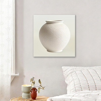 Tableau mural sur toile avec vase blanc aux tons neutres, impression moderne de nature morte pour la décoration de chambres d'hôtel et de villas de luxe