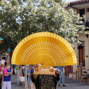Abanico de Madera Festivo Español, Artesanía de Bambú Pintado a Mano con Diseño Floral Folclórico para Decoración de Fiestas - Product Image 3