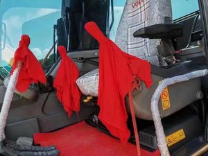 Excavatrice Volvo EC140 d'occasion, modèle 2023, certifiée CE, avec moteur, boîte de vitesses et godet, fabriquée en Suède. - Product Image 4