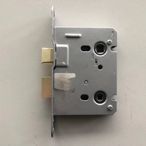 Serrure de salle de bain <span class=keywords><strong>à</strong></span> <span class=keywords><strong>rayon</strong></span> de 65mm de type britannique avec plaque frontale pour porte en bois laiton acier alliage de zinc matériau ABS 3 clés incluses - Product Image 1
