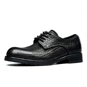 Chaussures habillées classiques pour hommes en cuir brun poli à la main, élégantes, avec une chaîne en métal noir audacieuse pour hommes - Product Image 2