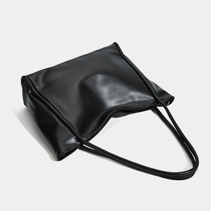 Sac à bandoulière simple en PVC souple grande capacité, style tendance pour femme, nouvelle collection automne-hiver, décontracté, imperméable, avec fermeture éclair - Product Image 4