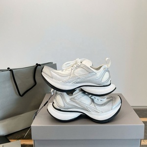 Chaussures de sport décontractées de haute qualité pour hommes et femmes, style designer, plateforme en maille, légères, absorbant les chocs, pour la course à pied et les activités de plein air - Product Image 1
