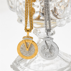 Collar con Colgante Redondo de Acero Inoxidable Chapado en Oro con Números Romanos de Circonio y Reloj Giratorio Triangular Estilo Hip Hop - Product Image 1