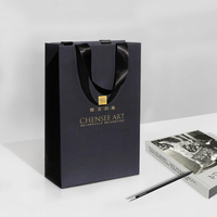 Logo personnalisé de luxe emballage de détail de vêtements sac en papier de feuille d'or avec poignée de ruban pour cadeau shopping promotion pour chaussettes