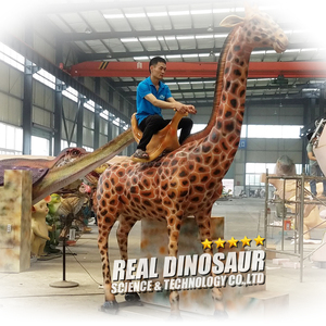 Manège mécanique girafe pour enfants dans un parc d'attractions - Product Image 4