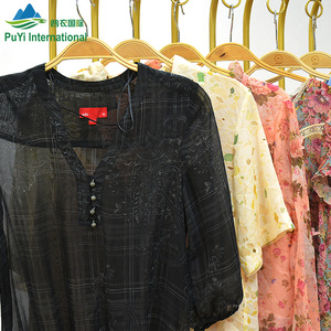 PUYI blusa <span class=keywords><strong>de</strong></span> seda <span class=keywords><strong>de</strong></span> verano <span class=keywords><strong>ropa</strong></span> usada <span class=keywords><strong>de</strong></span> mujer al por mayor camisas florales <span class=keywords><strong>de</strong></span> Nueva <span class=keywords><strong>York</strong></span> <span class=keywords><strong>ropa</strong></span> <span class=keywords><strong>de</strong></span> <span class=keywords><strong>segunda</strong></span> <span class=keywords><strong>mano</strong></span> para la venta - Product Image 4