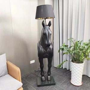 تصميم حديث من الراتينج ، مصباح أرضي قائم على الحصان ، مصباح أرضي عاكس للضوء لغرف النوم والفندق وغرفة المعيشة ، قماش مزخرف بجانب السرير - Product Image 6