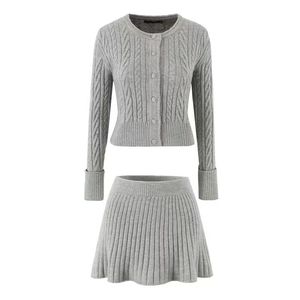 Nouvel ensemble deux pièces pour femmes européennes et américaines : haut en maille torsadée et jupe courte - Product Image 2