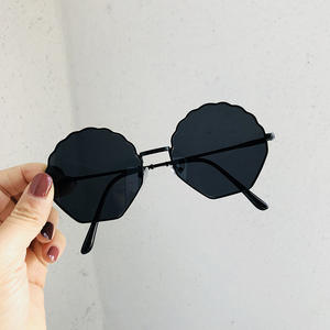 Lunettes de soleil irrégulières Qianai pour femmes, monture dorée, verres Ocean Powder, protection UV400, style urbain tendance - Product Image 4