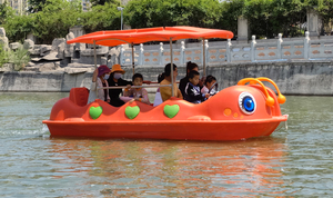 Bote Eléctrico de Recreo con Forma de Oruga, Material Plástico Importado, Capacidad para 6 Personas, con Panel Solar, Ideal para Parques Acuáticos - Product Image 2