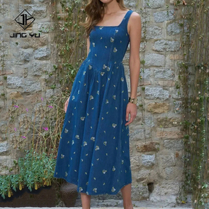 Nouvelle Robe Longue en Jean Luxe Estivale à Motifs Floraux, Taille Cintrée et Bretelles, en Tissu Denim Doux, Sur Mesure - Product Image 1