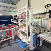 Machine à coudre intelligente pour coins de serviettes à quatre côtés avec système de correction automatique assurant un alignement parfait des coins