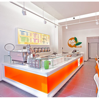 Comptoir de bar en marbre de surface solide, design personnalisé, forme sur mesure, comptoir de bar de restaurant durable avec vitrine en verre