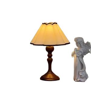 Lampe de table rétro en bois antique, style romantique français, style américain, lampe de chevet haut de gamme de style chinois pour la chambre à coucher, lumière d'ambiance - Product Image 1