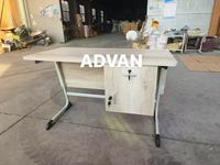 Bureau d'enseignant en bois durable avec structure en acier, design ergonomique pour mobilier de classe scolaire