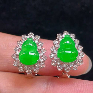 Pendientes de Jade Verde Brillante de Alta Calidad con Engaste de Diamantes de Lujo en Oro de 18K, Jadeíta Natural Translúcida y Completa, Joyería Fina - Product Image 1