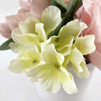 Roses artificielles dans des pots en plastique - Décoration écologique pour la maison, chambre et occasions de mariage