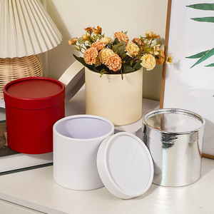 Scatola Rotonda Premium Semplice a Tubo Cilindrico in Carta Kraft con Stampa e Manico per Confezione Regalo di Rose e Fiori - Product Image 4