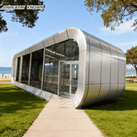 Maison à deux étages avec escalier de raccordement pour espace de vie multi-générationnel