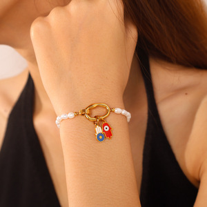 Galería de amuletos Hamsa y ojo turco |   Colgantes de amuleto Nazar protectores de acero inoxidable chapados en oro PVD de 18 quilates |   Impermeable e Hipoalergénico - Product Image 5